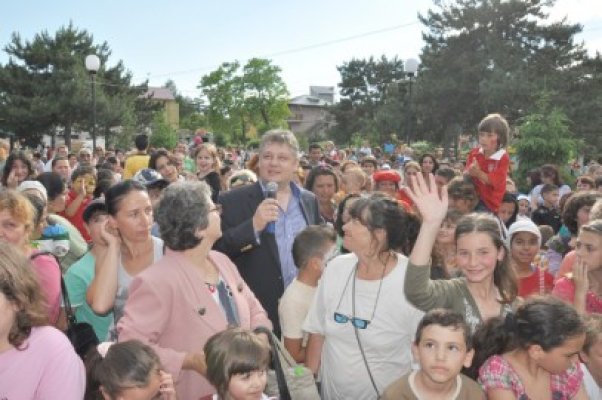 Distracţie la Eforie: 500 de copii au primit daruri, au ascultat muzică şi au dansat